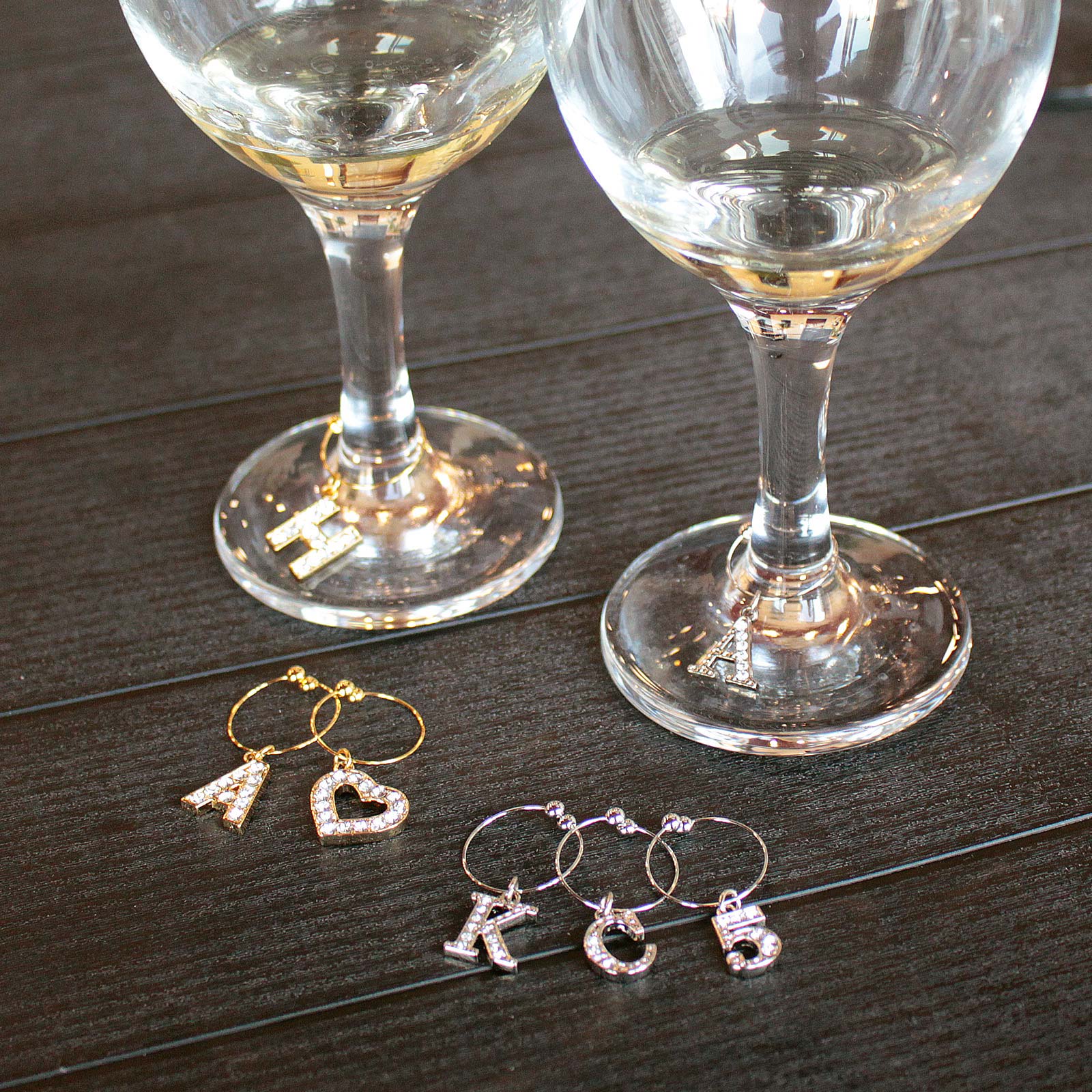 グラスマーカー イニシャルチャーム 台紙入り ゴールド PE128 （V