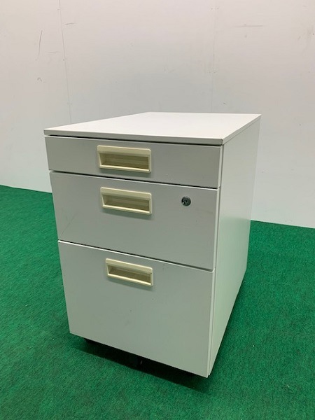 中古 H610　3段ワゴン（白）　複数入荷（鍵付き）取手全面日焼け有り　龍ヶ崎倉庫品 中古オフィス家具 H610 3段ワゴン（白） 複数入荷（鍵付き）取手全面