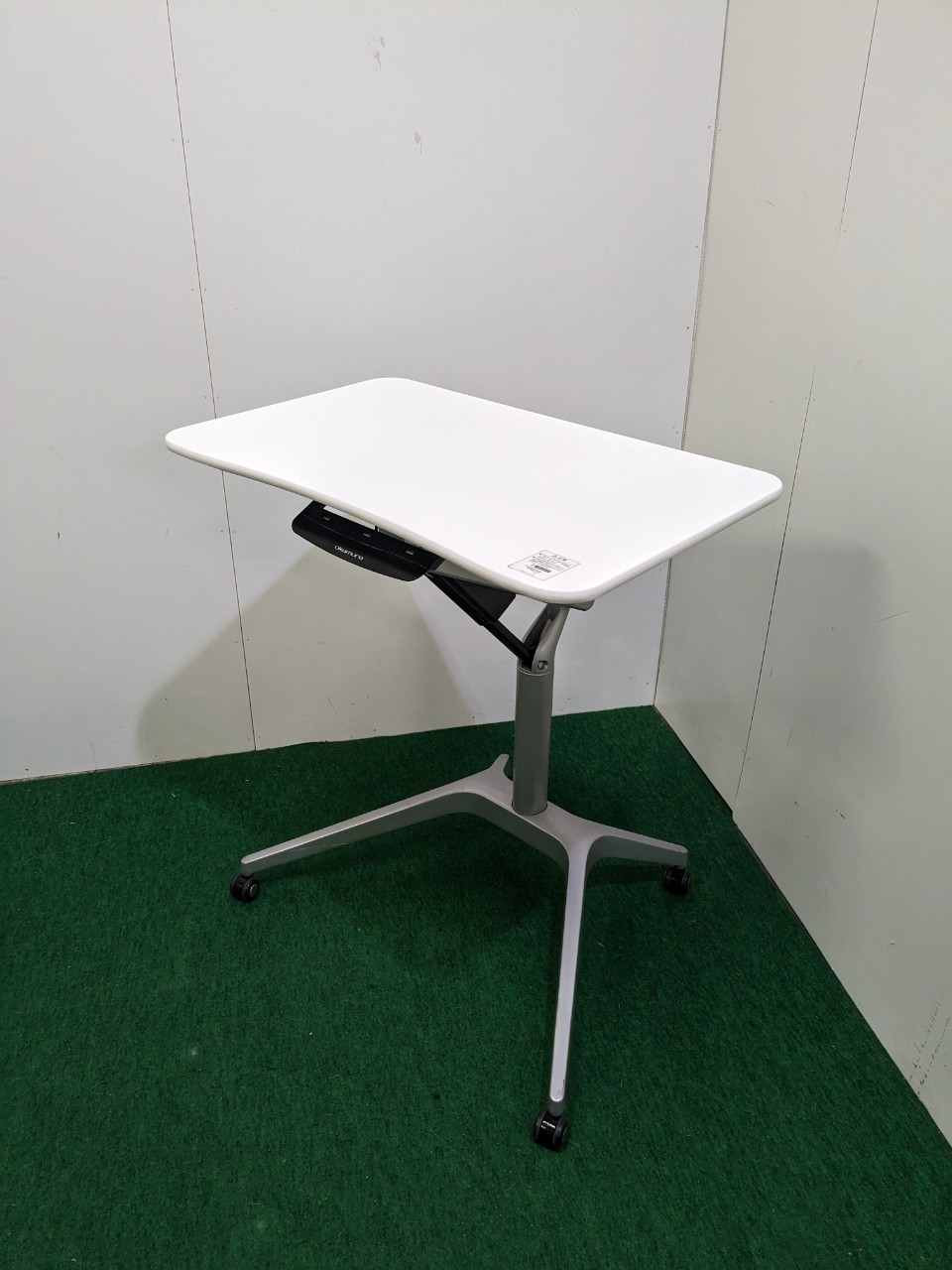 2020年製 オカムラ ライブス キャスター付きパーソナルテーブル ラウンド型 送料無料】 オカムラ ライブス Lives パーソナルテーブル MS85GJ