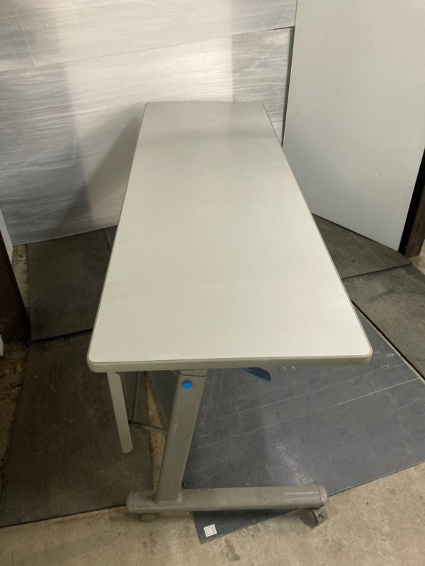 中古オフィス家具 UCHIDA製 W1500 スタックテーブル 天板傷あり(W1500 