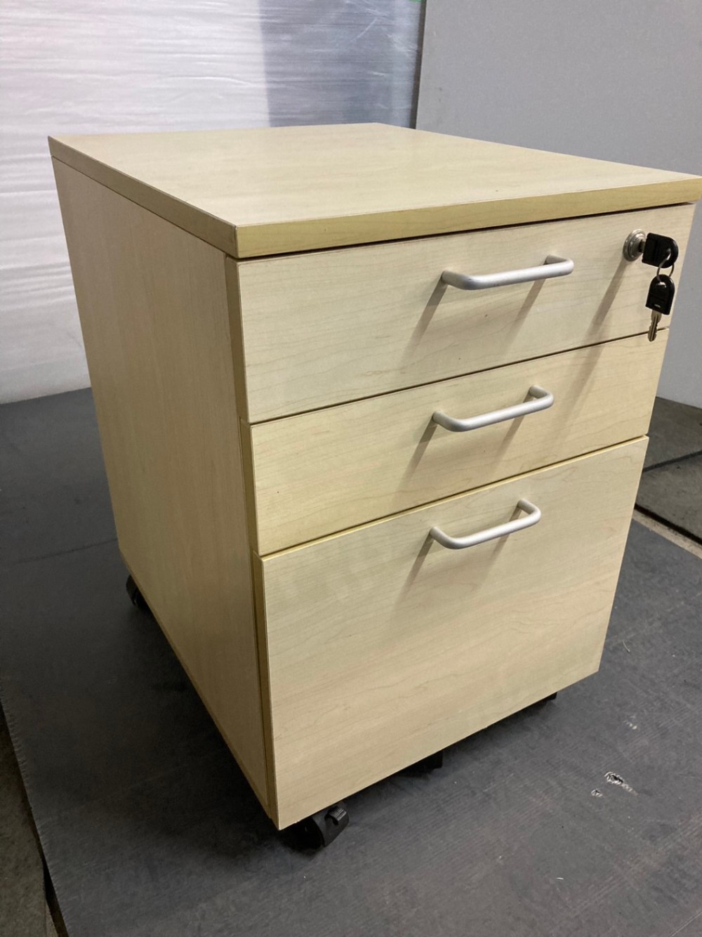 中古　中国製　3段脇机　カギあり　取っ手日焼けあり　W400×D700×H700　Q1212-09松 中国製 3段脇机 カギあり 取っ手日焼けあり W400×D700×H700