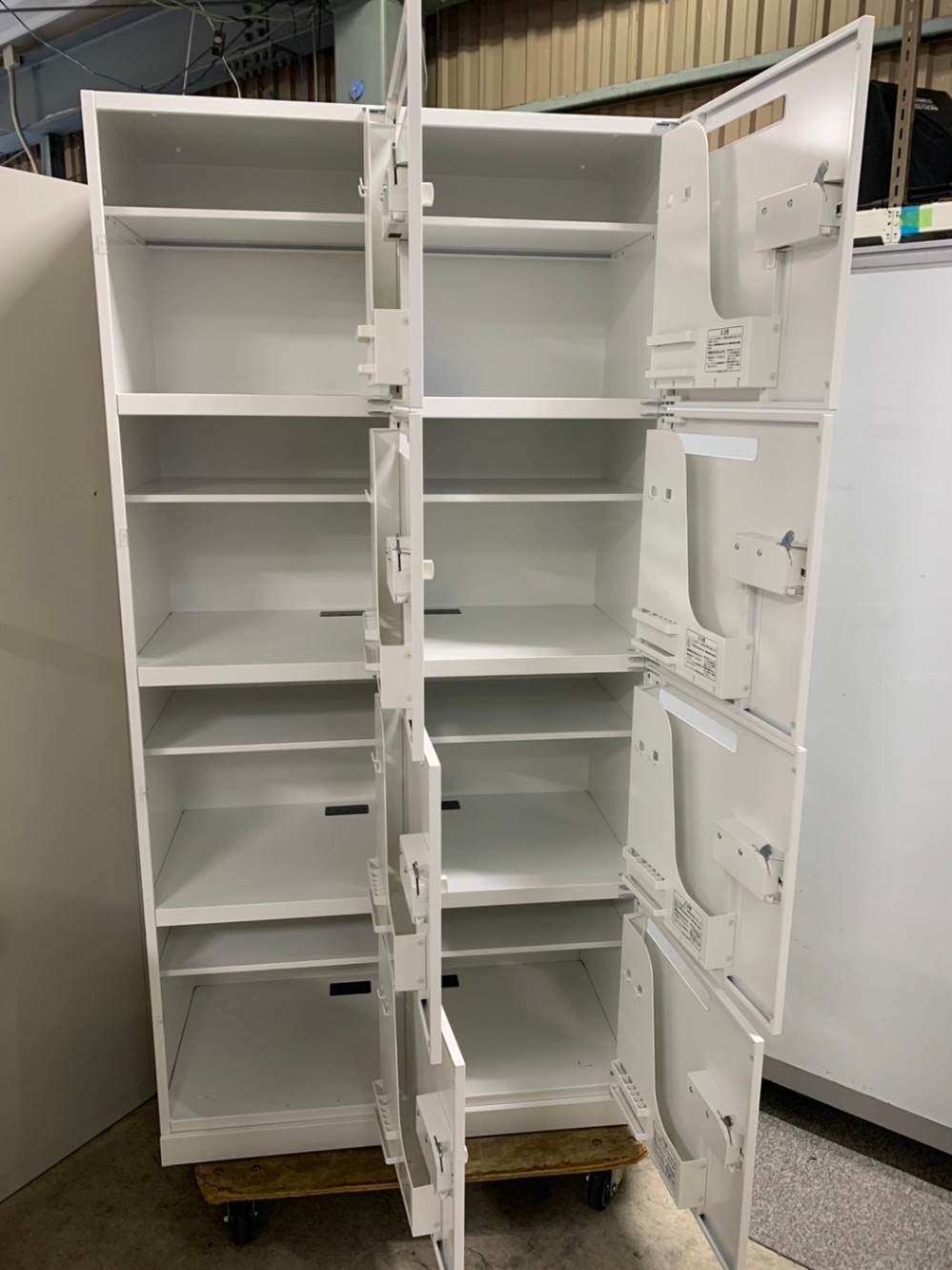 コクヨ 8人用パーソナルロッカー エディアシリーズ BWU-RN82ADEM79SAWN＊K