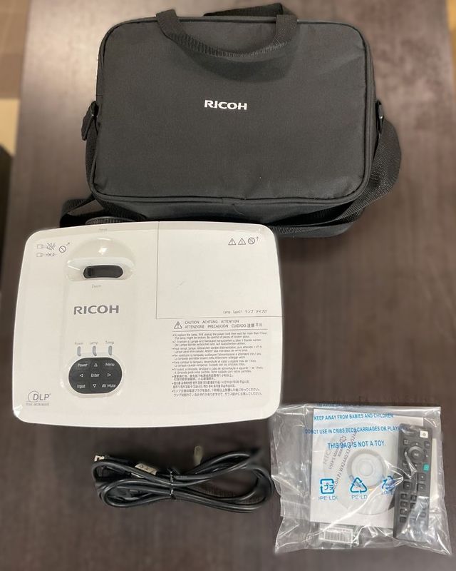 RICOH リコー プロジェクター PJ WX2440 ランプ時間92h 収納袋付き 通電確認済 RICOH リコー PJ WX2440 プロジェクター ランプ時間556h 目立つ傷なし
