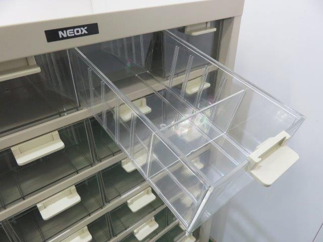中古 NEOX パーツキャビネット 4列×8段32ケース（W570 xD555xH880）