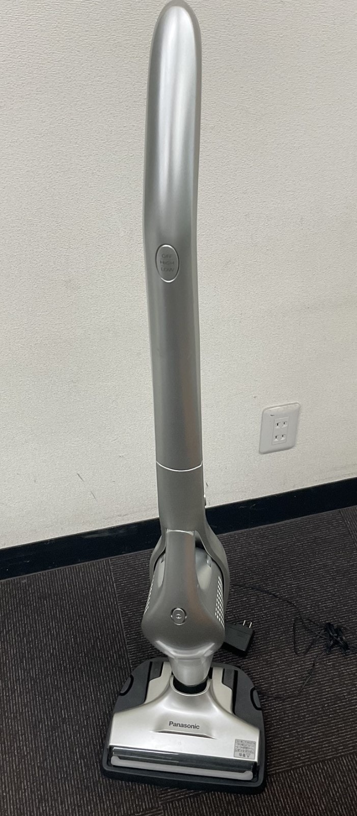 【未使用品】Panasonic パナソニック　型番MC-SB10J-N 自立可能 スティック掃除機 シャンパンシルバー MC-SB10J-N [サイクロン式