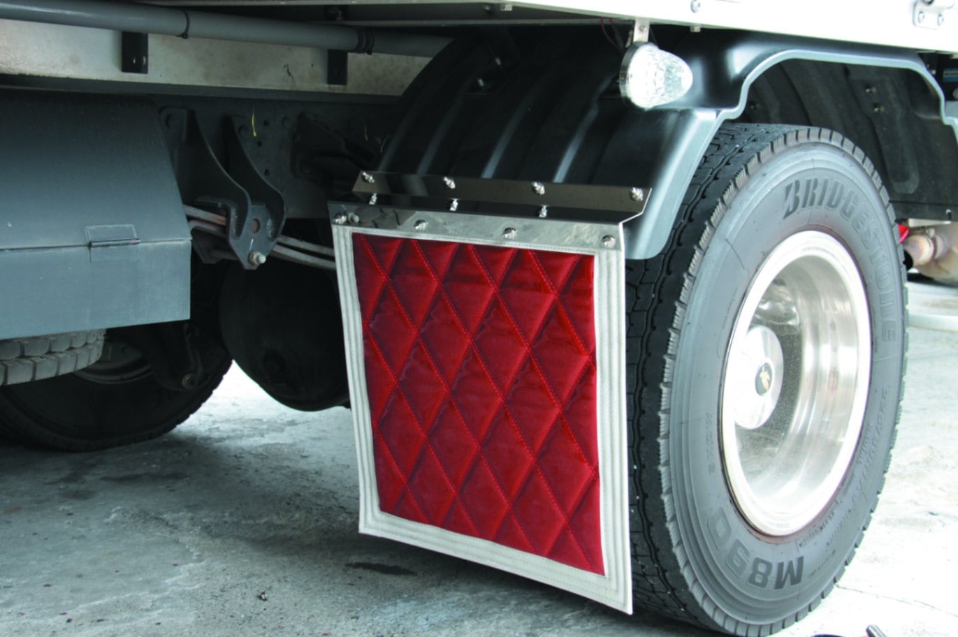 激レア！新品未使用 日野自動車大型用泥除けゴム黒（左右セット） 激レア！新品未使用 日野自動車大型用泥除けゴム黒（左右セット） jjsz