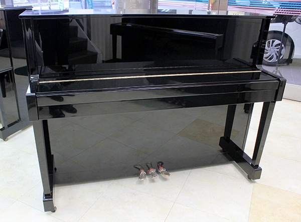 リビングにもマッチするカラーのカワイ K18 アップライトピアノ