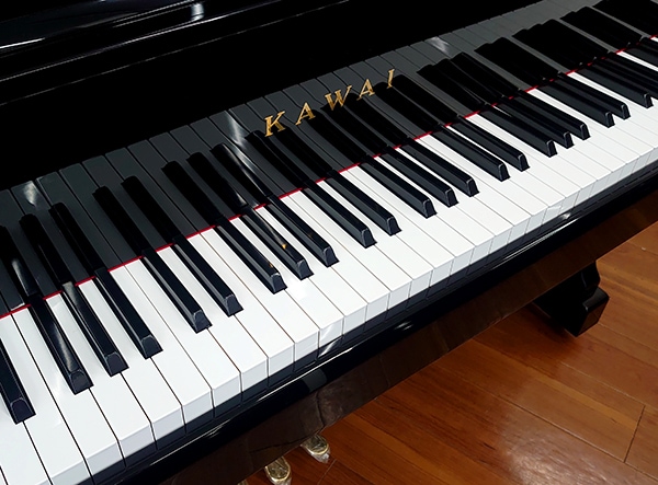 KAWAI カワイ DS80 アップライトピアノ 中古ピアノ カワイ(KAWAI DS80) 高貴な印象を与えてくれる1台