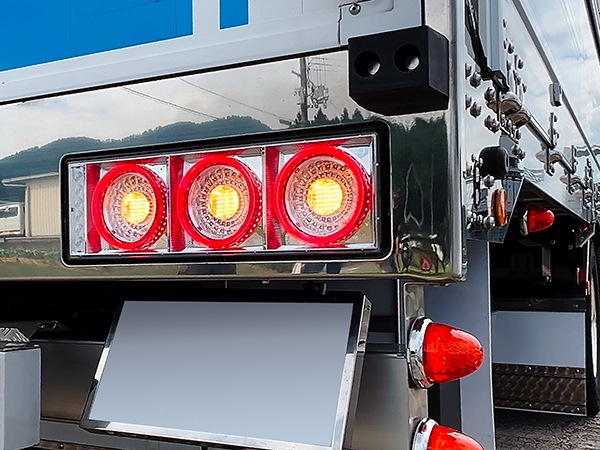 【保安基準適合・車検対応Eマーク取得済み】24V大型・中型トラック 汎用 FスタイルファイバーLEDテールランプ 丸型3連・流れるシーケンシャルウインカー仕様 ブラックタイプ 左右1台分セット