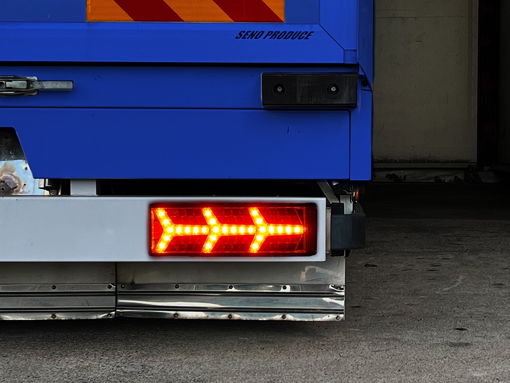 ���ݰ´��Ŭ�硦�ָ��б�E�ޡ��������Ѥߡ�24V�緿���淿�ȥ�å� ���� �桼����������ե����С�LED�ơ������ V2 ���ꥹ����ե����С���ή��륷�����󥷥�륦���󥫡����� ����1��ʬ���å�