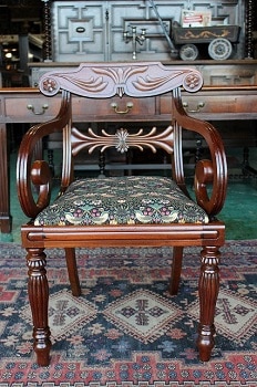 イギリスのアンティーク家具になります