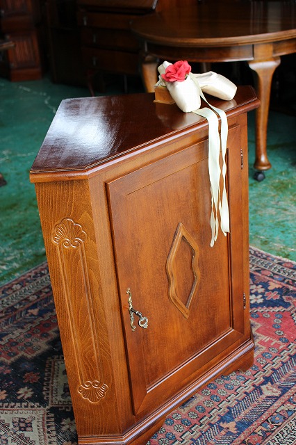 イギリスアンティーク家具 コーナーキャビネット コーナーショーケース