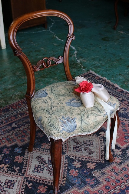 イギリスアンティーク家具 バルーンバックチェア アンティークチェア