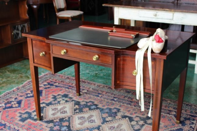 ブリディシユ英国アンティーク　机デスク　ハンドメイド手彫　最終赤字大処分‼️ ☆在庫一掃セール☆ イギリスアンティーク家具 デスク 書斎デスク 文机