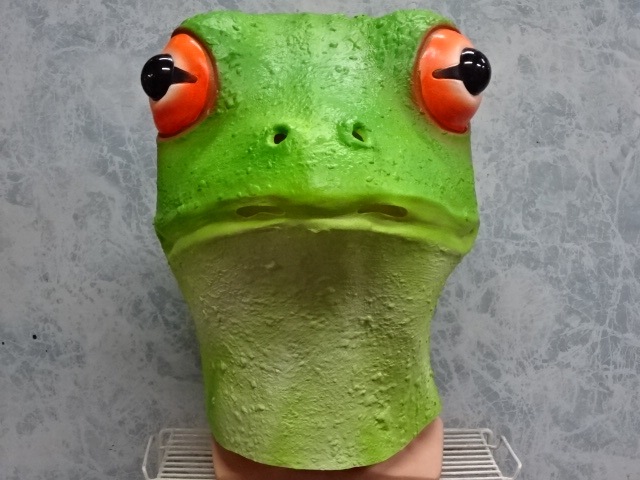 カエルの被り物、リアル眼球のかえる・カエルマスク です。