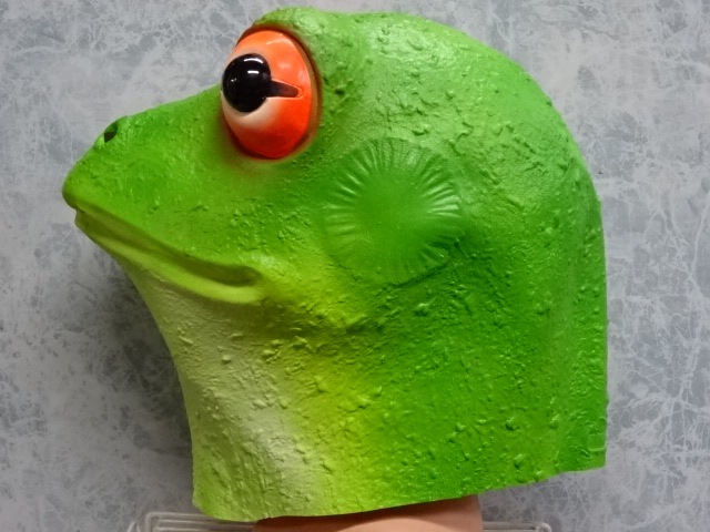 カエルの被り物、リアル眼球のかえる・カエルマスク です。