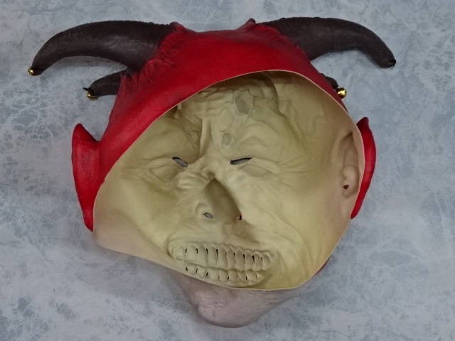 ピエロのマスク・カーニバルクラウン、節分にも使われる怖い被り物です。