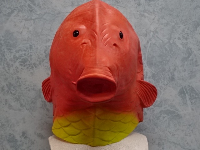 魚の被り物・赤い鯉のマスク。珍しい魚のマスク。