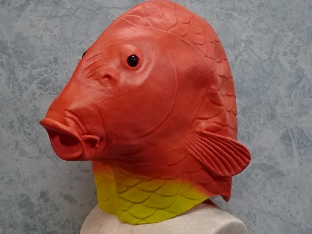 魚の被り物・赤い鯉のマスク。珍しい魚のマスク。