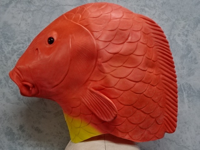 魚の被り物・赤い鯉のマスク。珍しい魚のマスク。