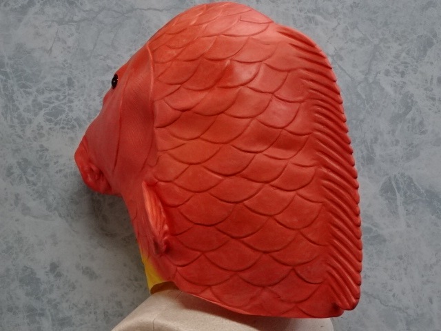 魚の被り物・赤い鯉のマスク。珍しい魚のマスク。