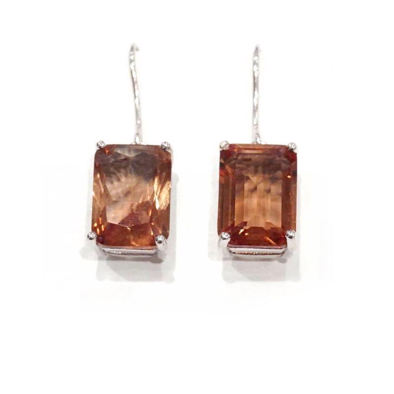 光によってカラーチェンジ！ズルタナイトのピアス　SV-E-ZN-SQ