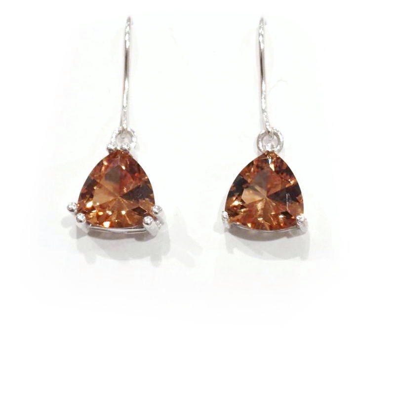 光によってカラーチェンジ！ズルタナイトのピアス　SV-E-ZN-TRI