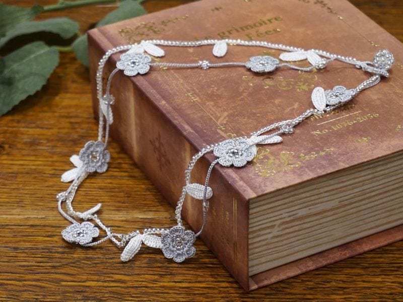 トゥーオヤ　ネックレス　OYA-NT-FWLF-SVWT　小花＆リーフ/シルバーホワイト