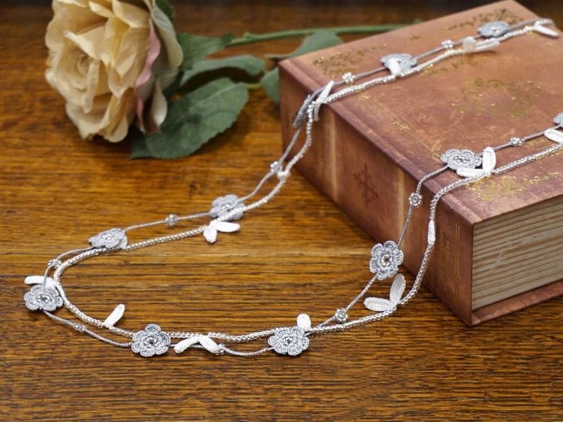 トゥーオヤ　ラリエット　OYA-LT-FWLF-SVWT　小花＆リーフ/シルバーホワイト