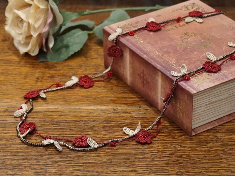 トゥーオヤ　ラリエット　OYA-LT-FWLF-RD　小花＆リーフ/レッド