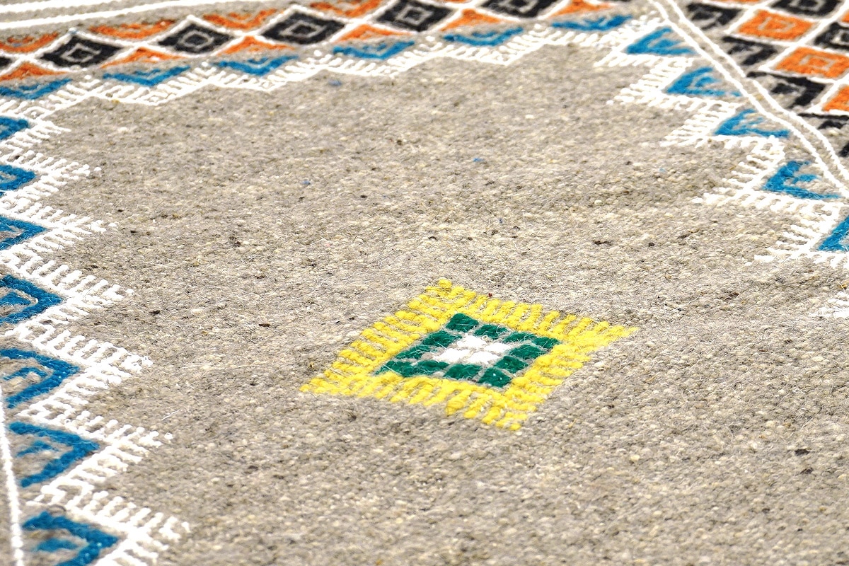 チュニジア 手織りキリム 108×71cm アクセントラグサイズ TK120x70-2