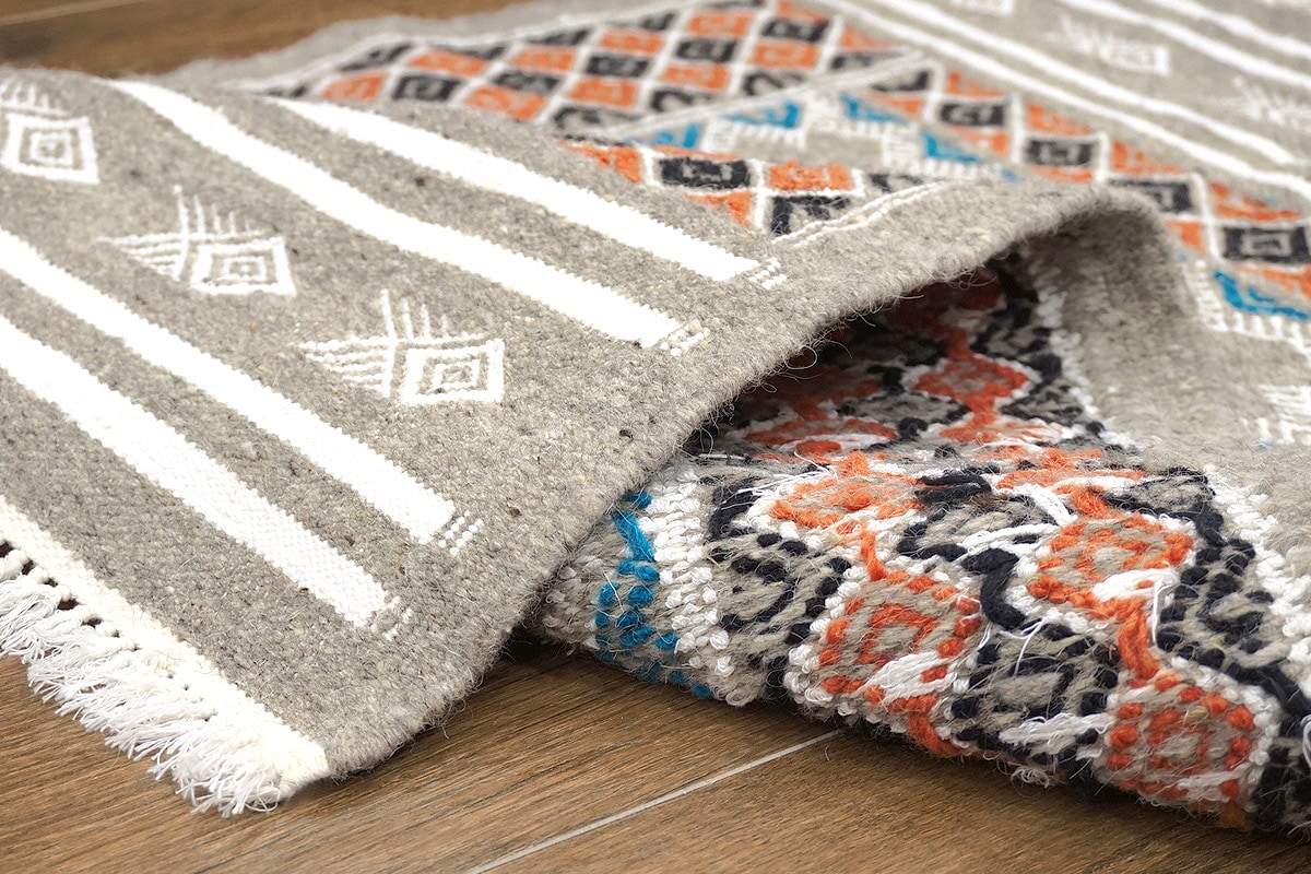 チュニジア 手織りキリム 108×71cm アクセントラグサイズ TK120x70-2