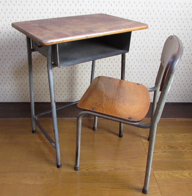 雰囲気の良い古い小学校の机　鉄脚　古材 FD025 鉄脚の古い学校の机と椅子 | 中古家具,古家具,レトロ家具,机