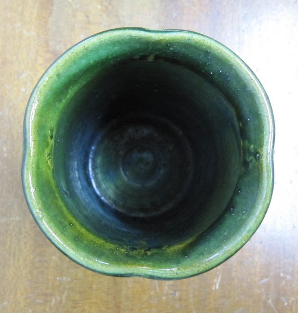 加藤釥 白地金彩蝶文花入 （背戸窯 加藤釥（しょう） 青彩蝶文