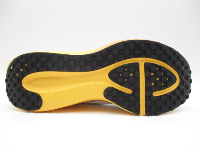 ナイキ レボリューション8　HJ9198-104