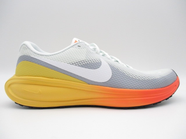 ナイキ レボリューション8　HJ9198-104