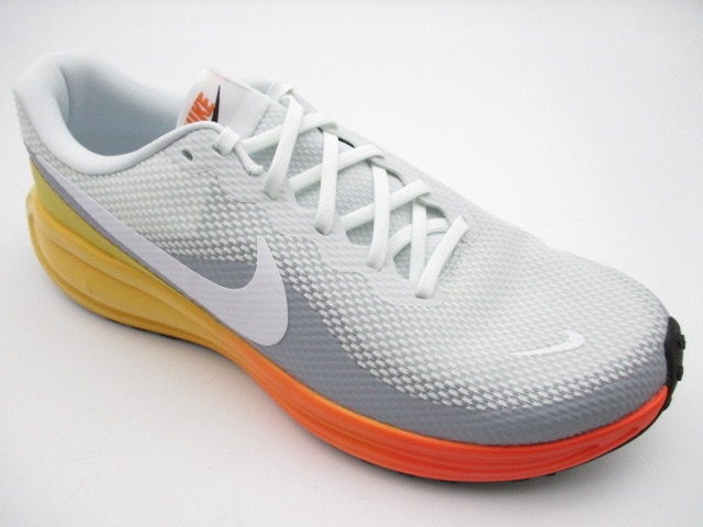 ナイキ レボリューション8　HJ9198-104