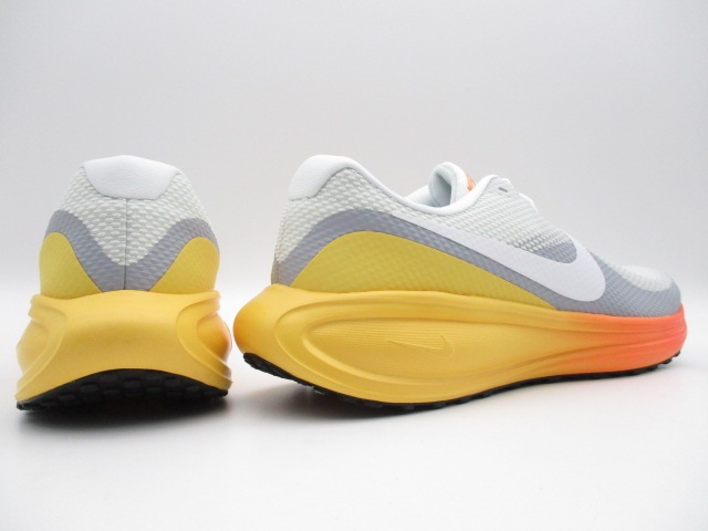 ナイキ レボリューション8　HJ9198-104