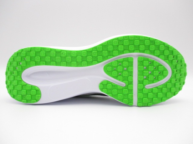 ナイキ レボリューション8　ワイド　幅広4E　HQ1996-105