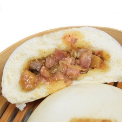 【季節限定】燻叉焼(いぶしチャーシュー)まん　　香り豊かに燻した叉焼をもっちりとした老麺を使用した生地で包みました。