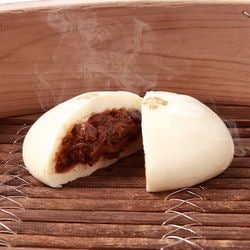 新発売！！　横濱牛鍋まん　横浜発祥の郷土料理「牛鍋」を、もっちりとした二段熟成生地で包んだ中華まんです。