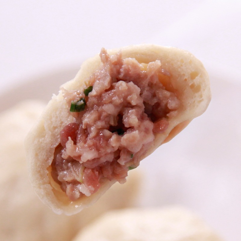 横濱豚包(とんぱお) 片手でパクッと食べられる食べ歩きの新定番。手包みで美味しさをギュッと閉じ込めました。