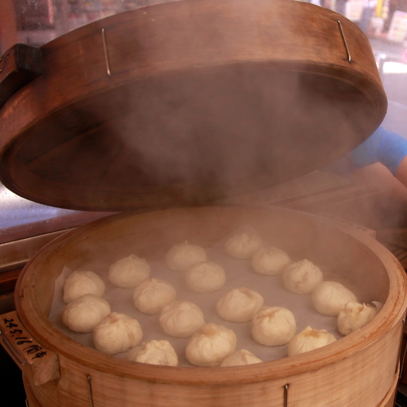横濱豚包(とんぱお) 片手でパクッと食べられる食べ歩きの新定番。手包みで美味しさをギュッと閉じ込めました。