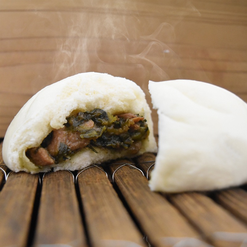 【季節限定】 豚肉と春菊のオイスター肉まん  とろりとした餡に豚肉の旨みと春菊の香りが重なる大人の味