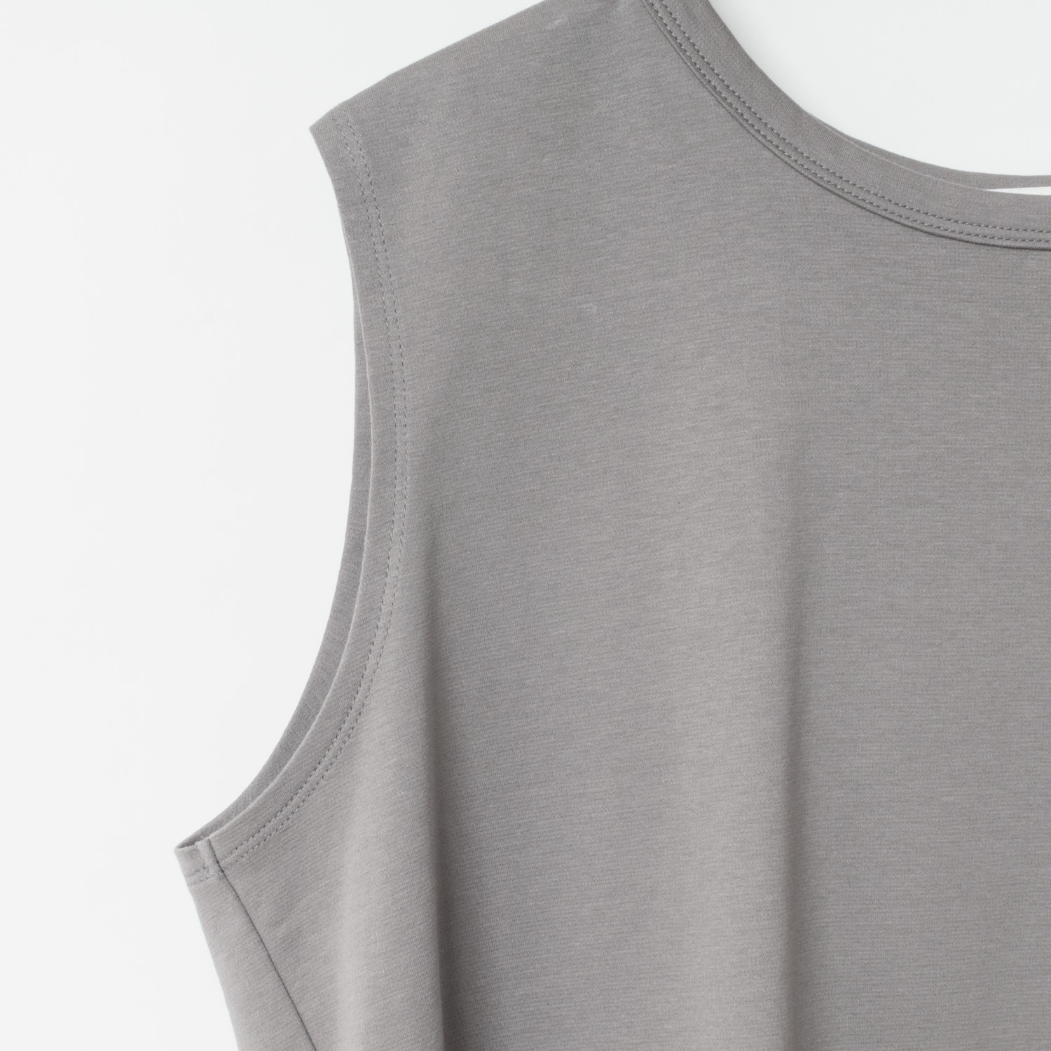 [Harriss] Sleeveless cut and sewn with cape