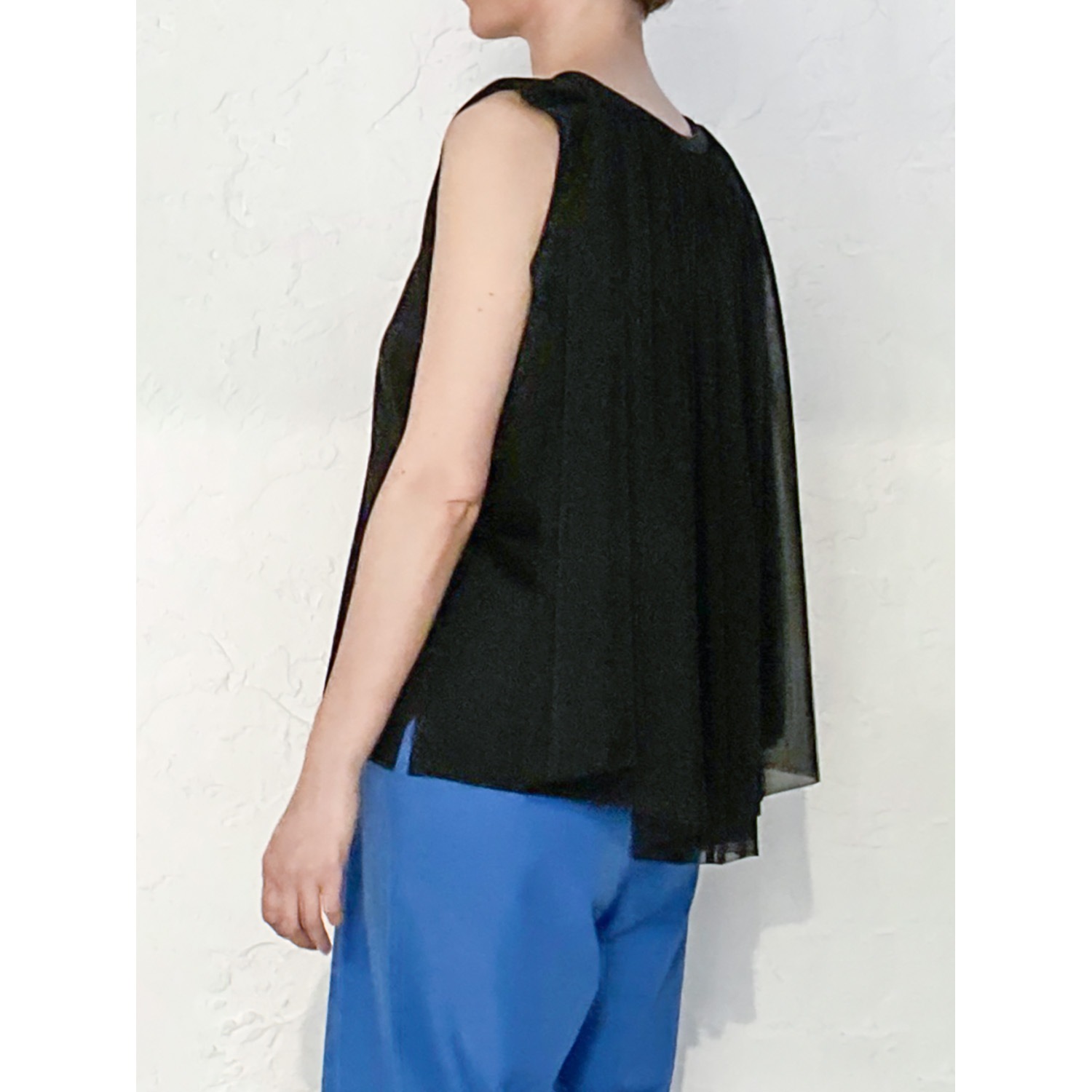 [Harriss] Sleeveless cut and sewn with cape