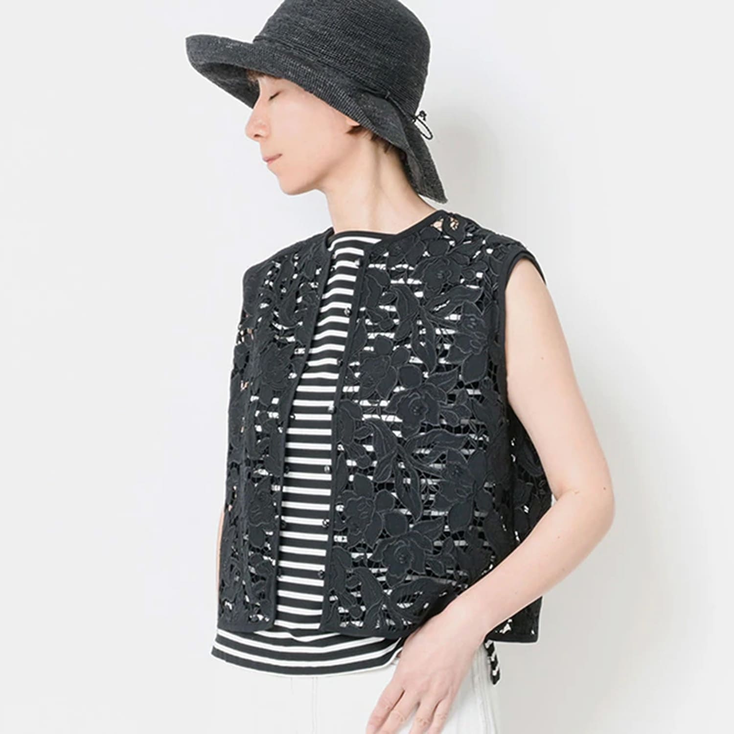 [Harriss] Embroidered Lace Vest
