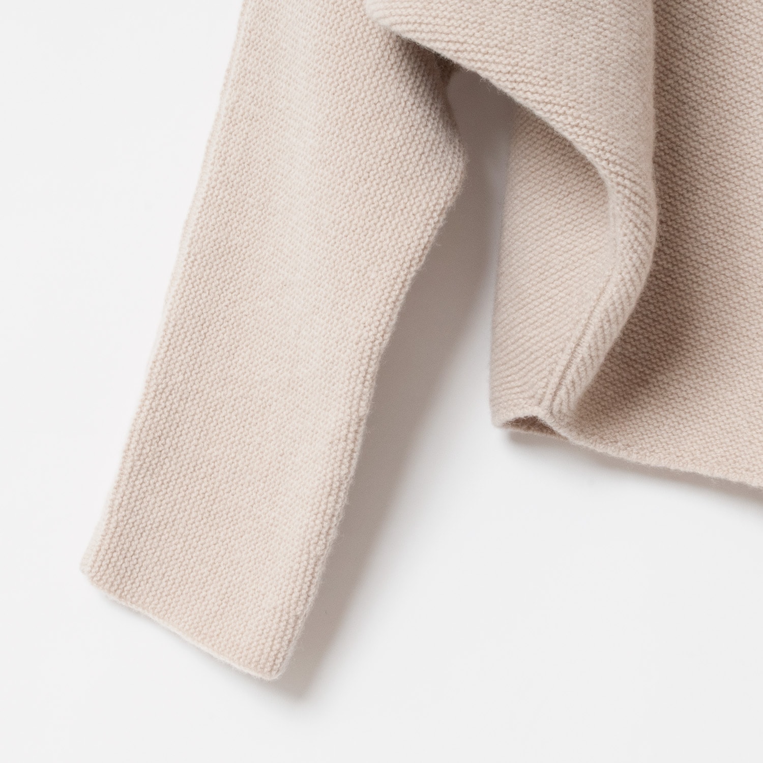 [le ciel de HARRISS] Turtleneck knit in an unusual silhouette