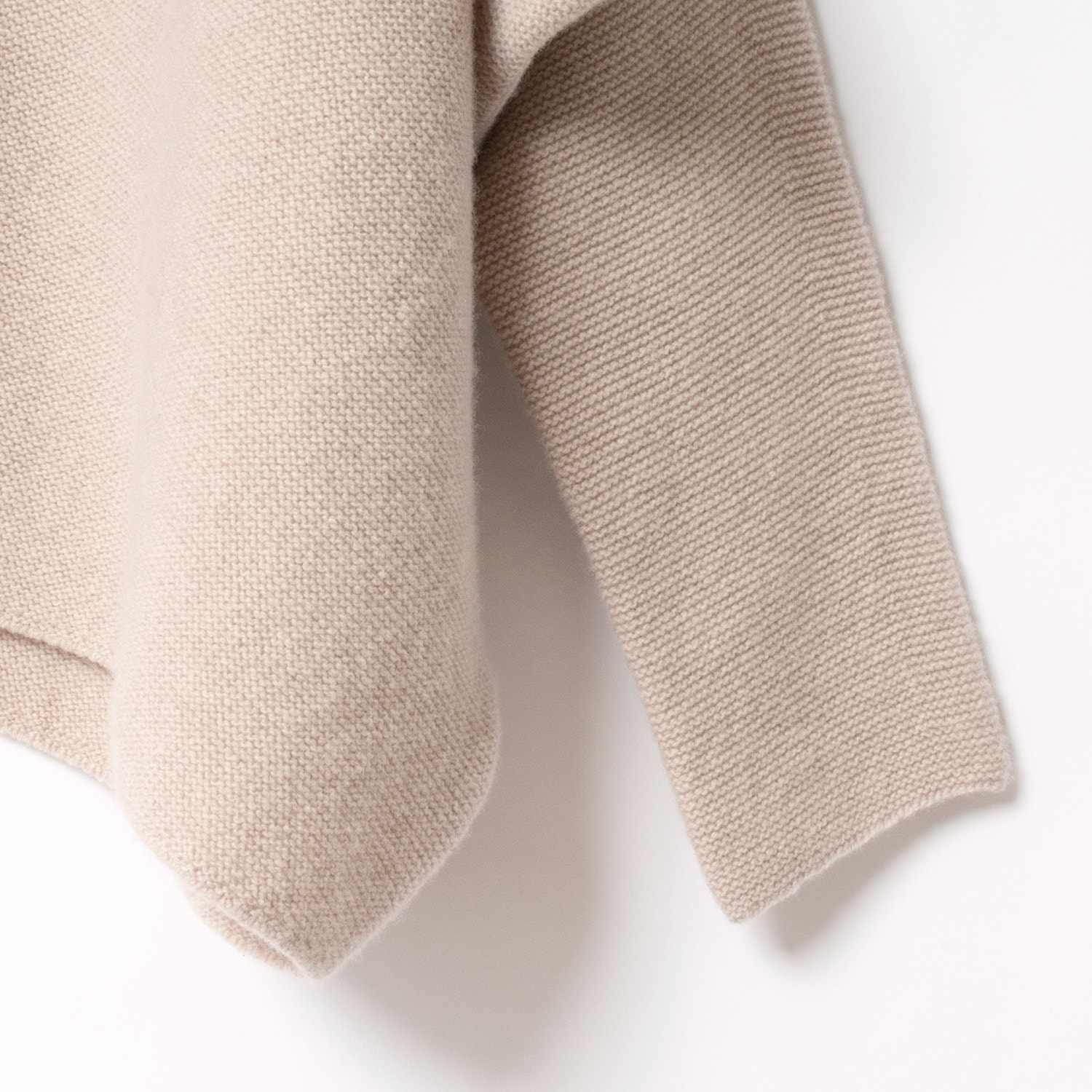 [le ciel de HARRISS] Turtleneck knit in an unusual silhouette