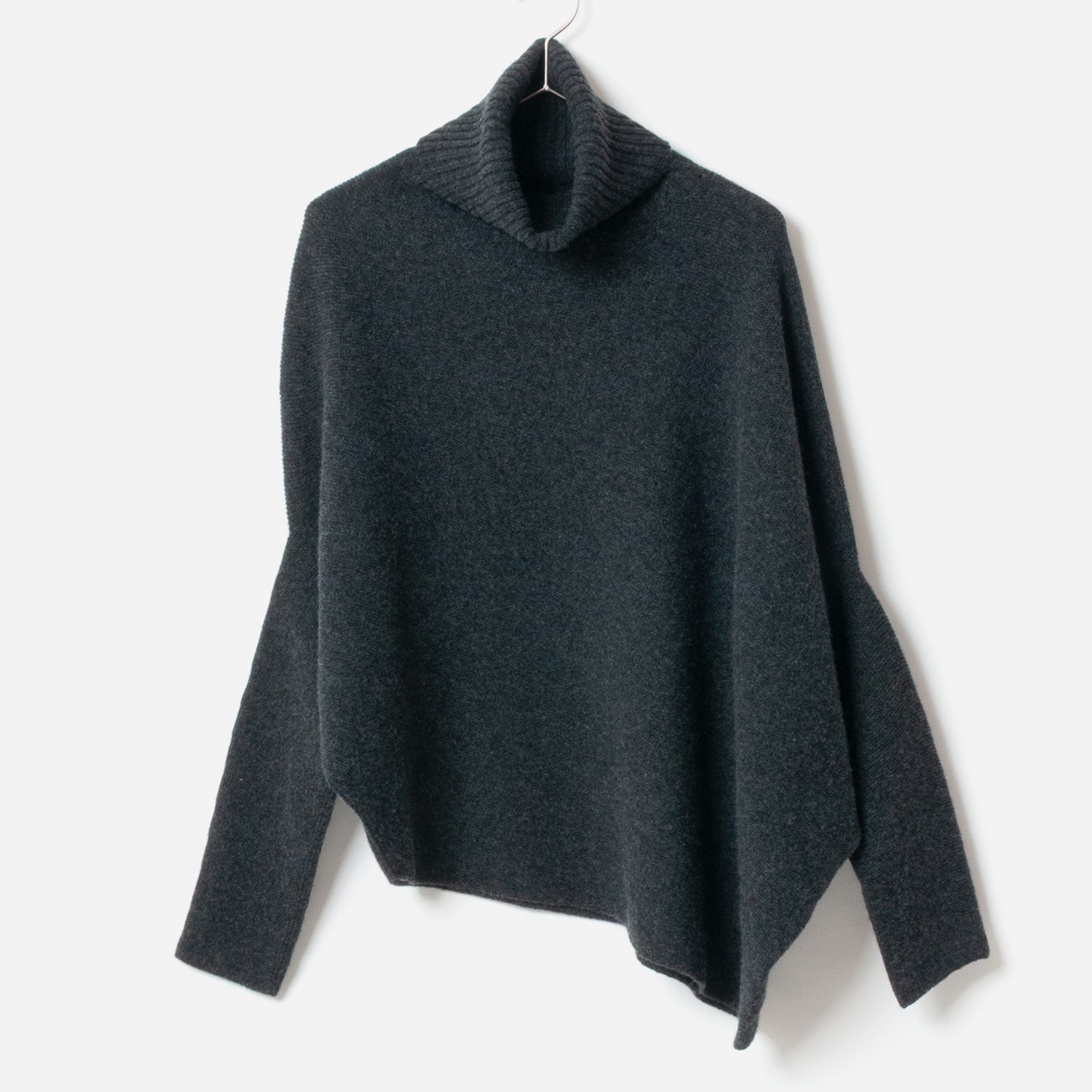 [le ciel de HARRISS] Turtleneck knit in an unusual silhouette